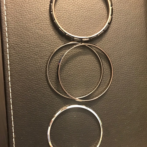 4 bangle bracelets - Picture 2 of 7